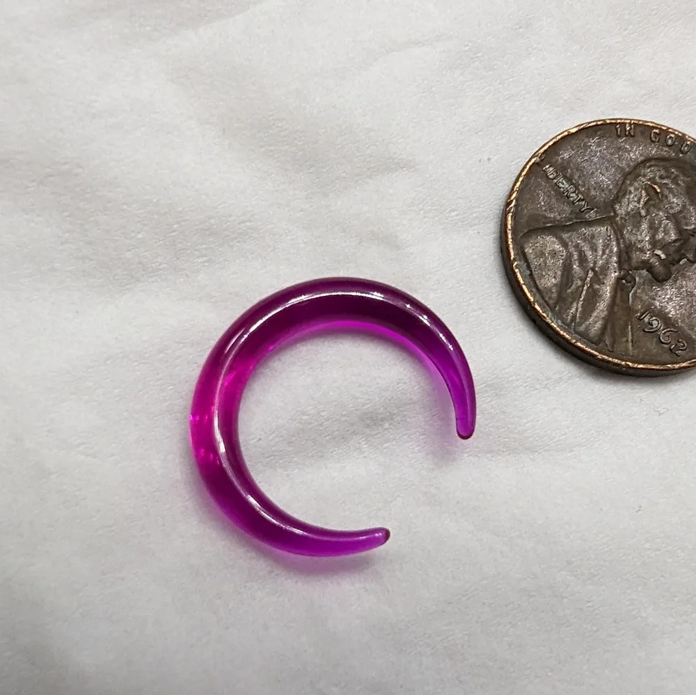 8g 1 pair of magenta transparant half moon shaped plastic stretcher earrings
